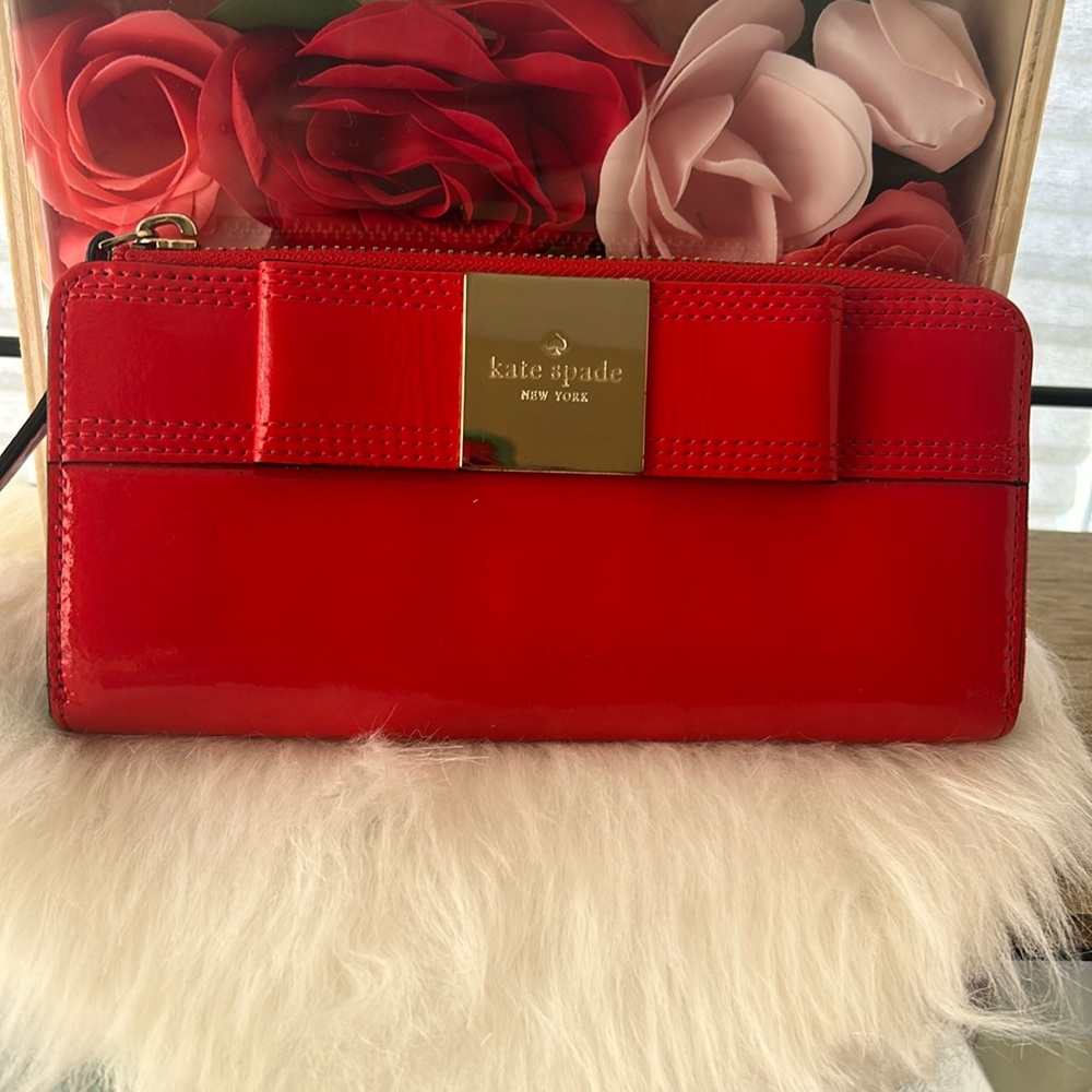 Kate spade red patent Leather Bow Zip Around wallet, EUC